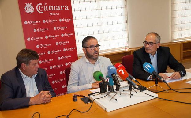 Miguel López Abad, presidente de la Cámara de Comercio, junto a José Daniel Martín, secretario general y Pedro Javier Martínez, jefe del departamento de estudios.