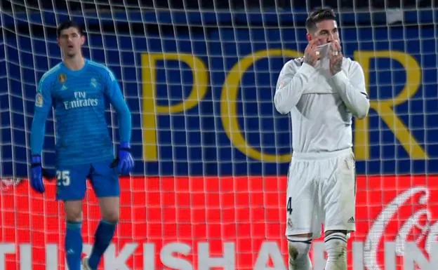 Courtois y Ramos se lamentan durante el partido ante el Villarreal.