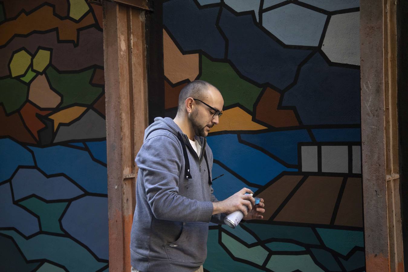 Grafiteros locales decoran, con variadas creaciones, las paredes de locales vacíos y solares pendientes de construir en las calles del Aire y Cuatro Santos