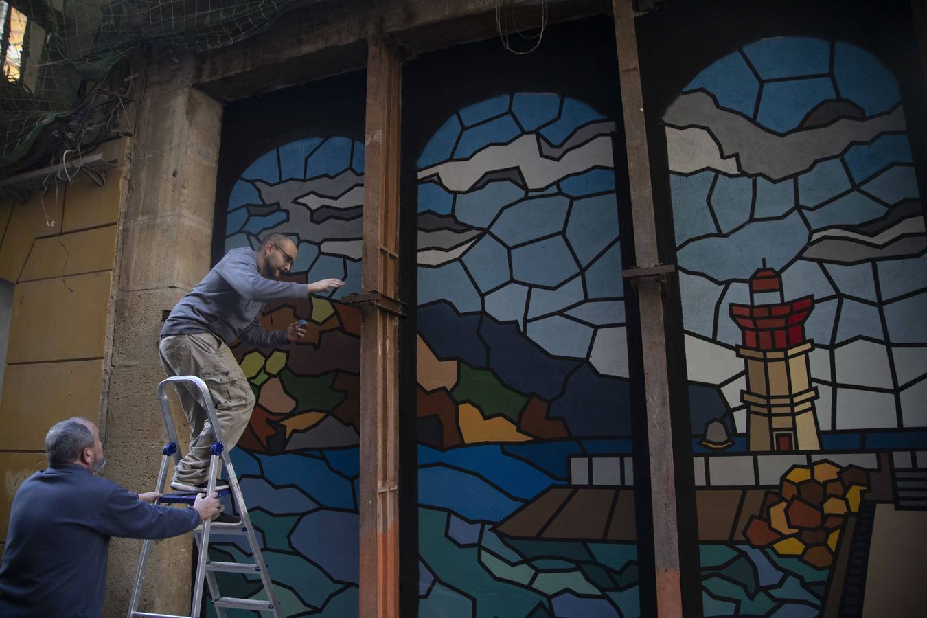 Grafiteros locales decoran, con variadas creaciones, las paredes de locales vacíos y solares pendientes de construir en las calles del Aire y Cuatro Santos