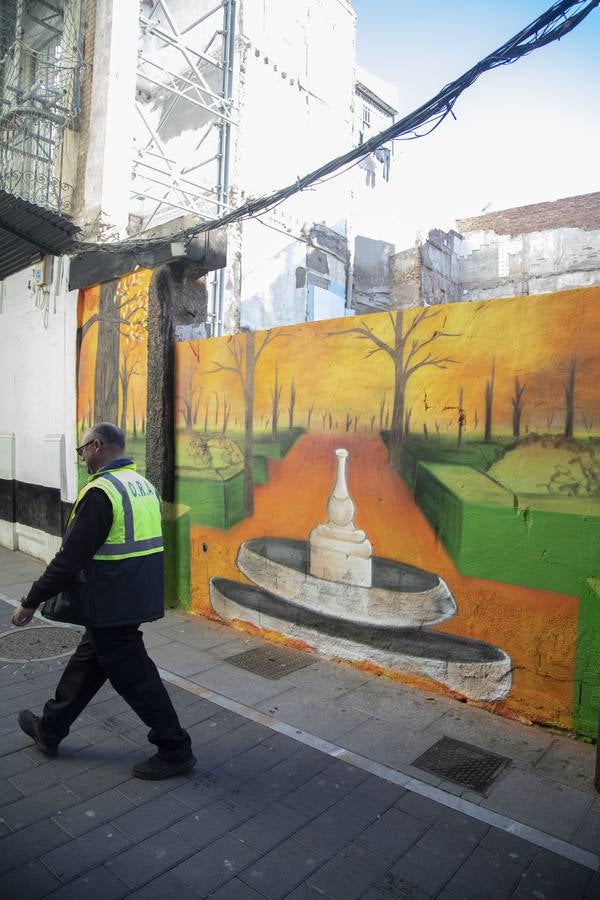 Grafiteros locales decoran, con variadas creaciones, las paredes de locales vacíos y solares pendientes de construir en las calles del Aire y Cuatro Santos