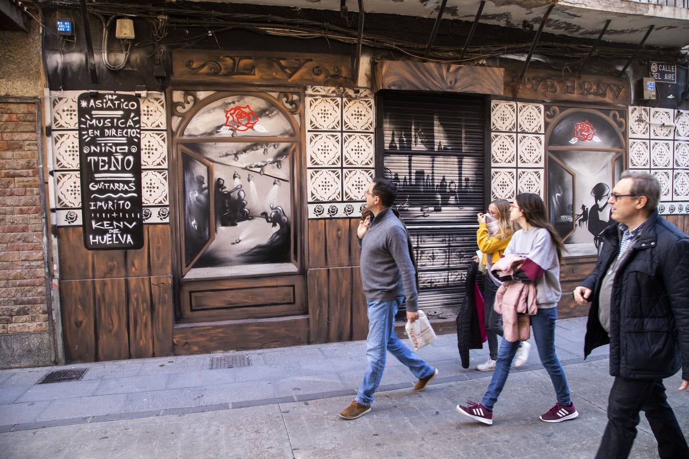 Grafiteros locales decoran, con variadas creaciones, las paredes de locales vacíos y solares pendientes de construir en las calles del Aire y Cuatro Santos