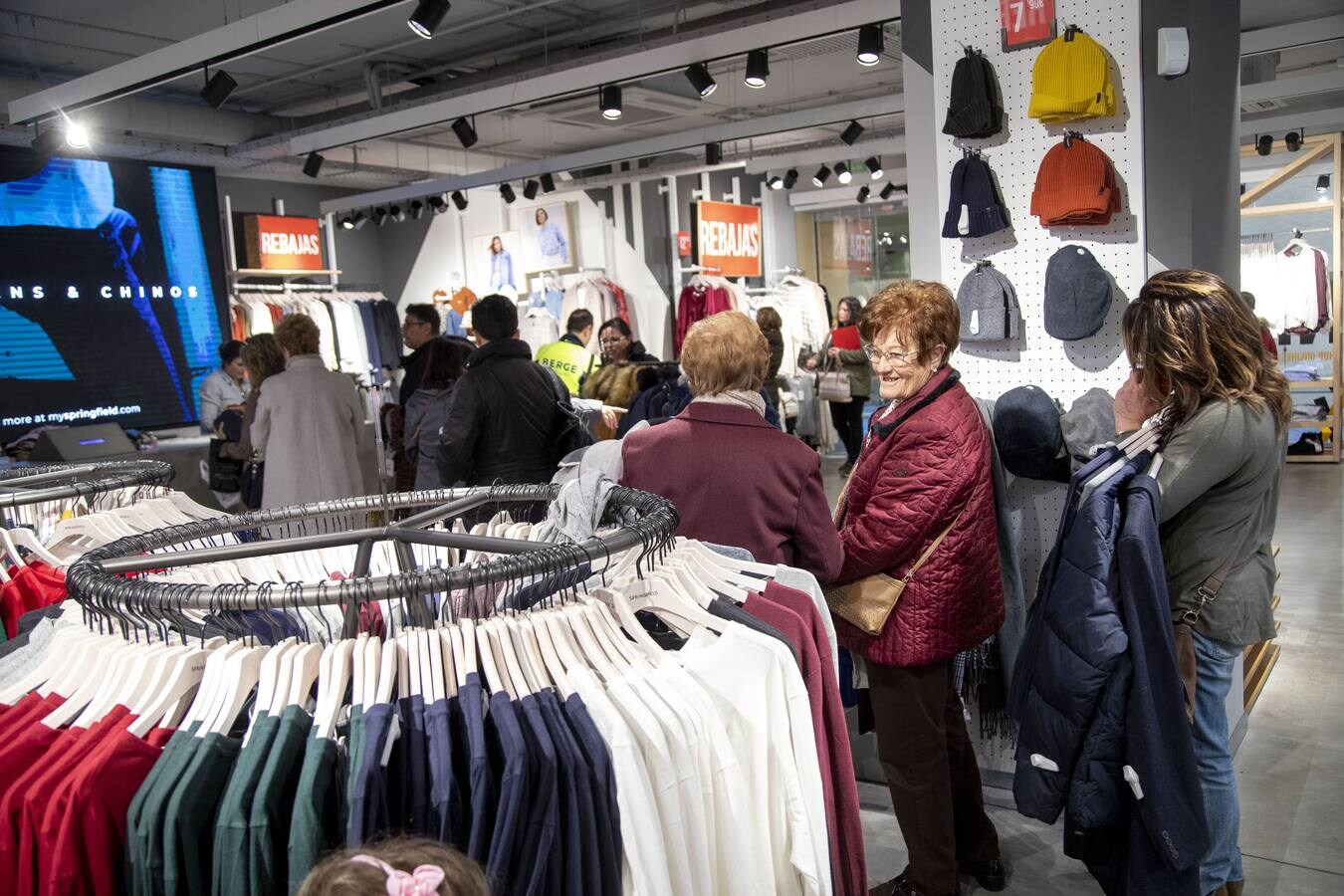 Murcia y Cartagena calientan motores para el comienzo de la temporada de rebajas que algunos establecimientos ya han comenzado.