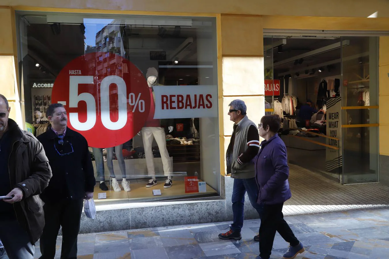 Murcia y Cartagena calientan motores para el comienzo de la temporada de rebajas que algunos establecimientos ya han comenzado.