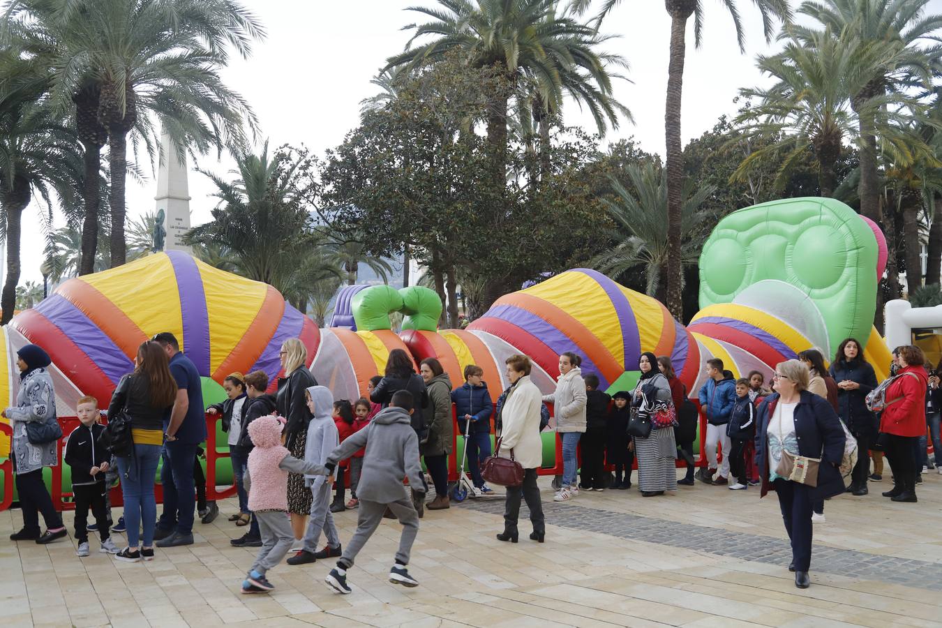 Los niños aprovechan la apertura de un parque infantil de Juan XXIII y degustan un roscón gratis en la Plaza del Ayuntamiento de Cartagena.