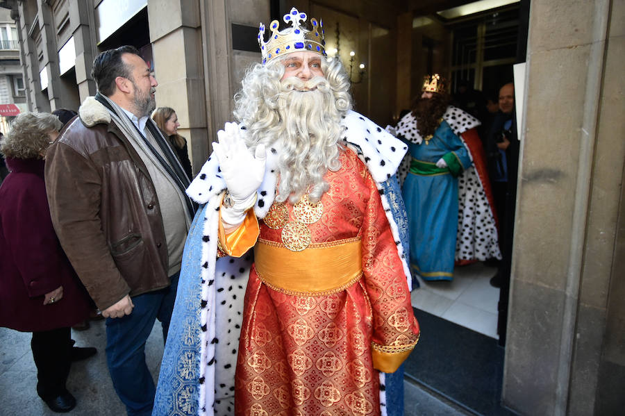 Para amenizar la espera de la llegada de sus Majestades se han repartido 3.000 raciones de roscón en La Glorieta