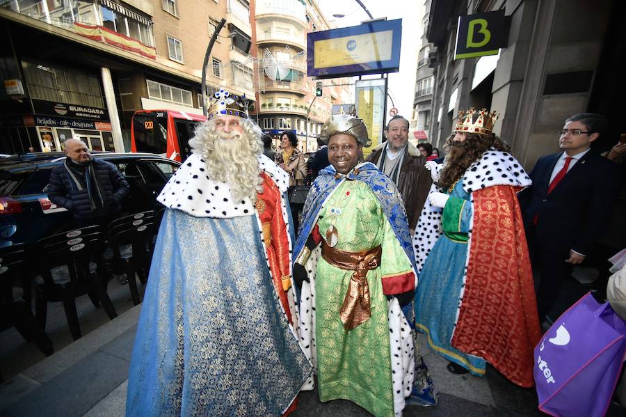 Para amenizar la espera de la llegada de sus Majestades se han repartido 3.000 raciones de roscón en La Glorieta