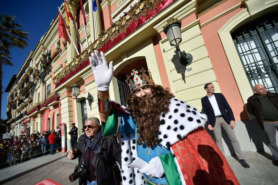 Para amenizar la espera de la llegada de sus Majestades se han repartido 3.000 raciones de roscón en La Glorieta