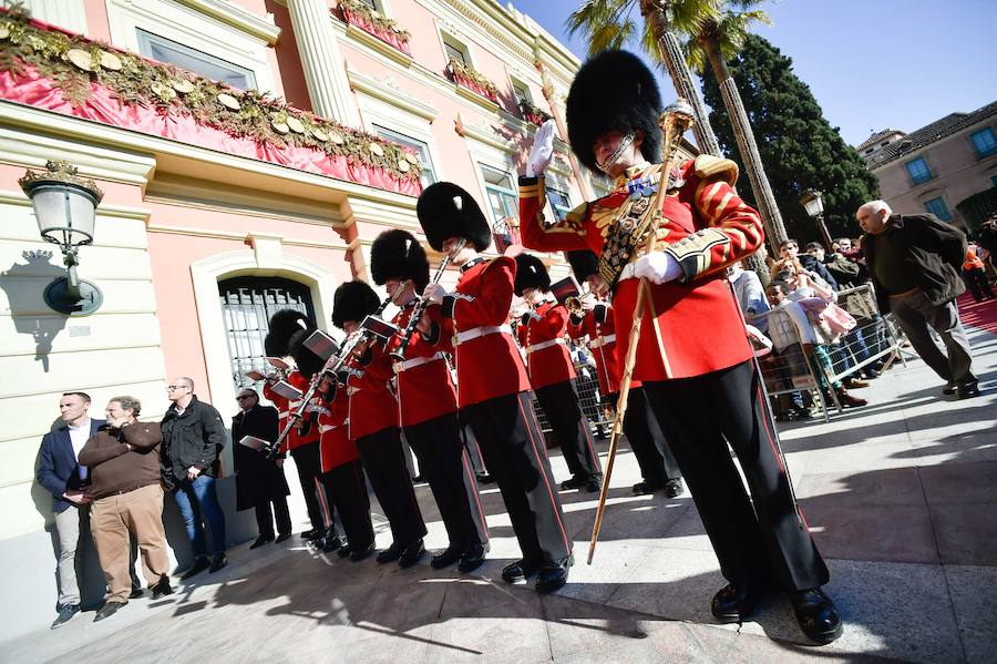 Para amenizar la espera de la llegada de sus Majestades se han repartido 3.000 raciones de roscón en La Glorieta