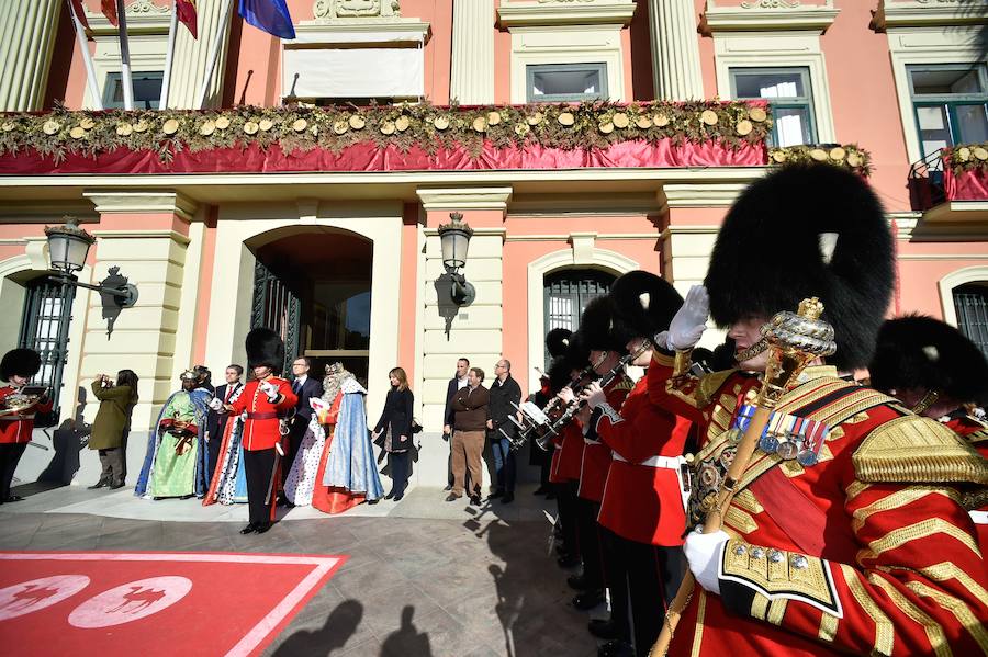 Para amenizar la espera de la llegada de sus Majestades se han repartido 3.000 raciones de roscón en La Glorieta