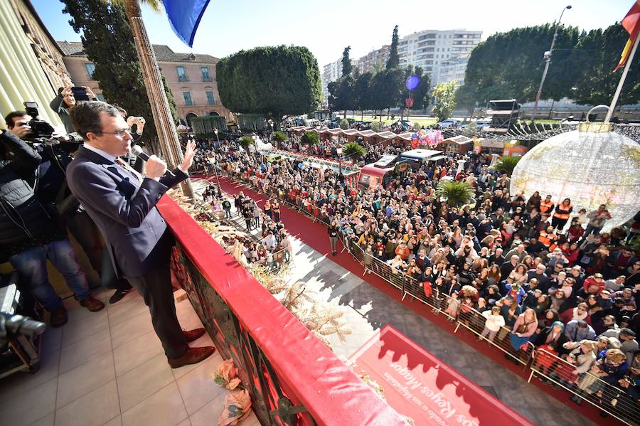 Para amenizar la espera de la llegada de sus Majestades se han repartido 3.000 raciones de roscón en La Glorieta