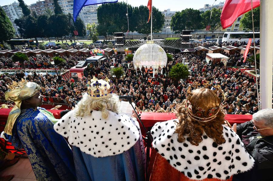 Para amenizar la espera de la llegada de sus Majestades se han repartido 3.000 raciones de roscón en La Glorieta