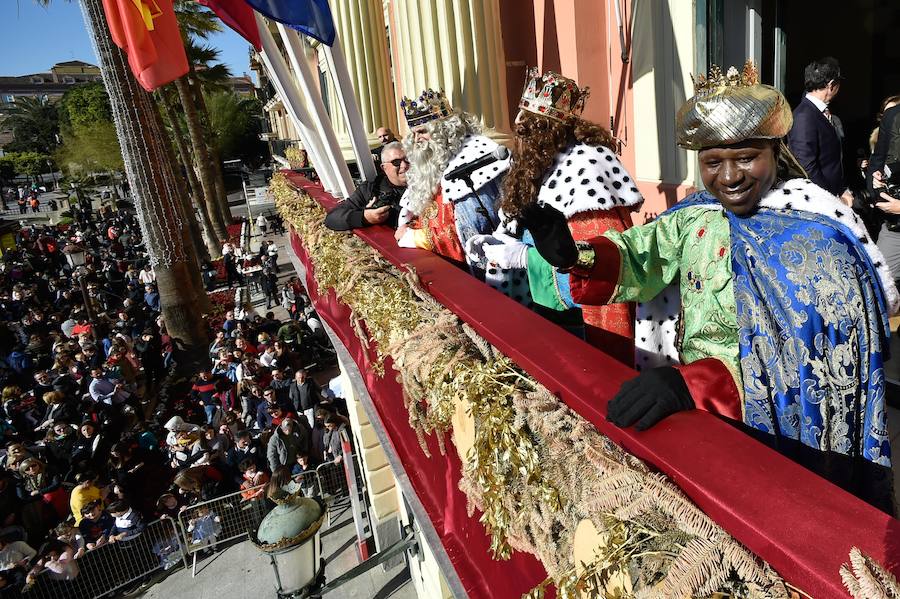 Para amenizar la espera de la llegada de sus Majestades se han repartido 3.000 raciones de roscón en La Glorieta