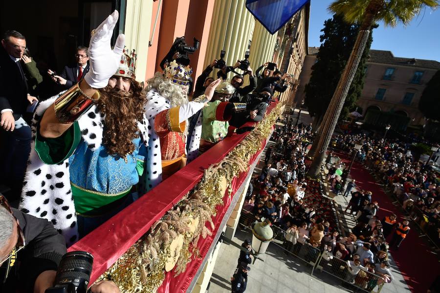 Para amenizar la espera de la llegada de sus Majestades se han repartido 3.000 raciones de roscón en La Glorieta