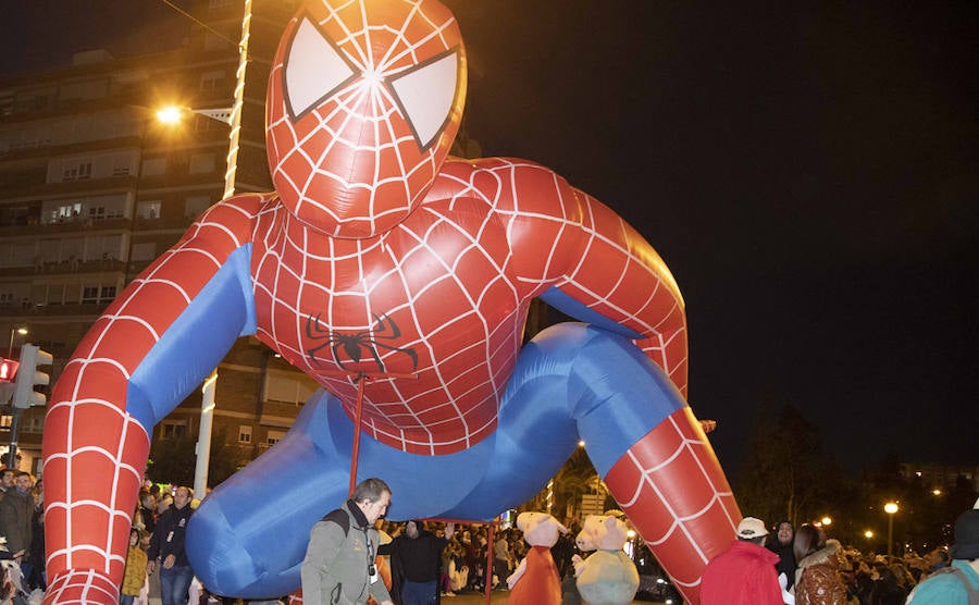 Niños y grandes disfrutan de un desfile con algunos parones para repostar los 18.000 muñecos y 3.000 kilos de caramelos que se repartieron durante el desfile