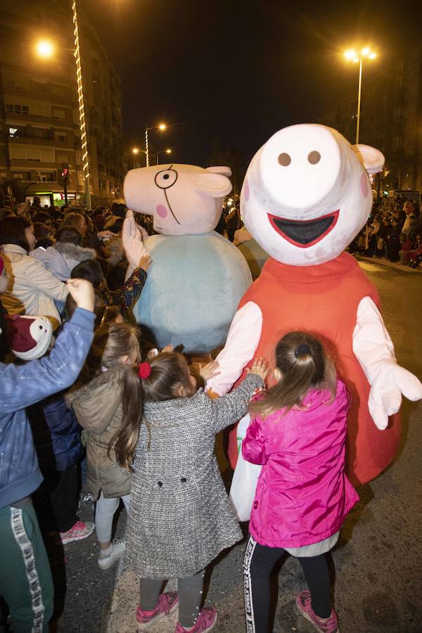 Niños y grandes disfrutan de un desfile con algunos parones para repostar los 18.000 muñecos y 3.000 kilos de caramelos que se repartieron durante el desfile