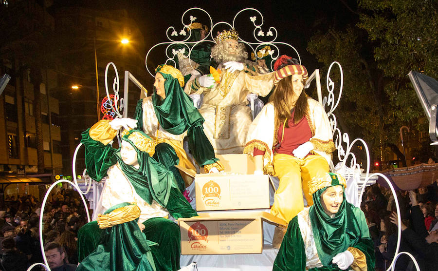 Niños y grandes disfrutan de un desfile con algunos parones para repostar los 18.000 muñecos y 3.000 kilos de caramelos que se repartieron durante el desfile