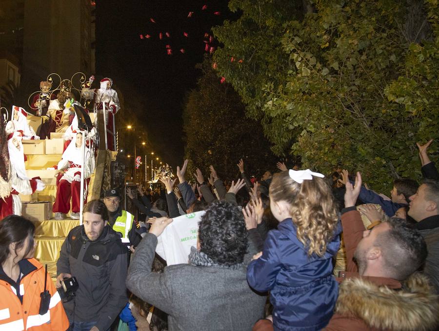 Niños y grandes disfrutan de un desfile con algunos parones para repostar los 18.000 muñecos y 3.000 kilos de caramelos que se repartieron durante el desfile