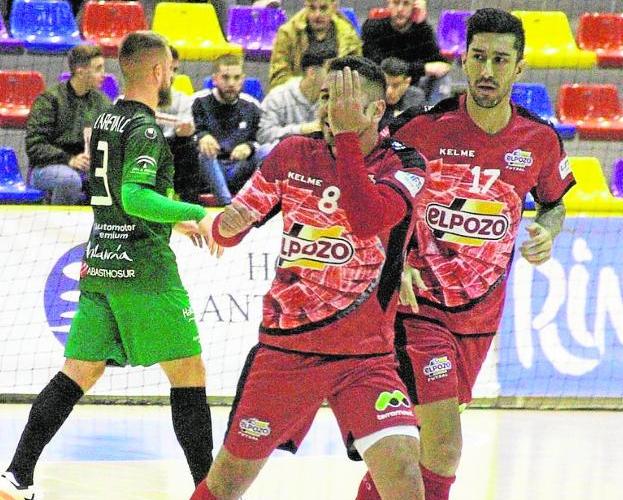 Andresito celebra su gol al lado de Drasler. 