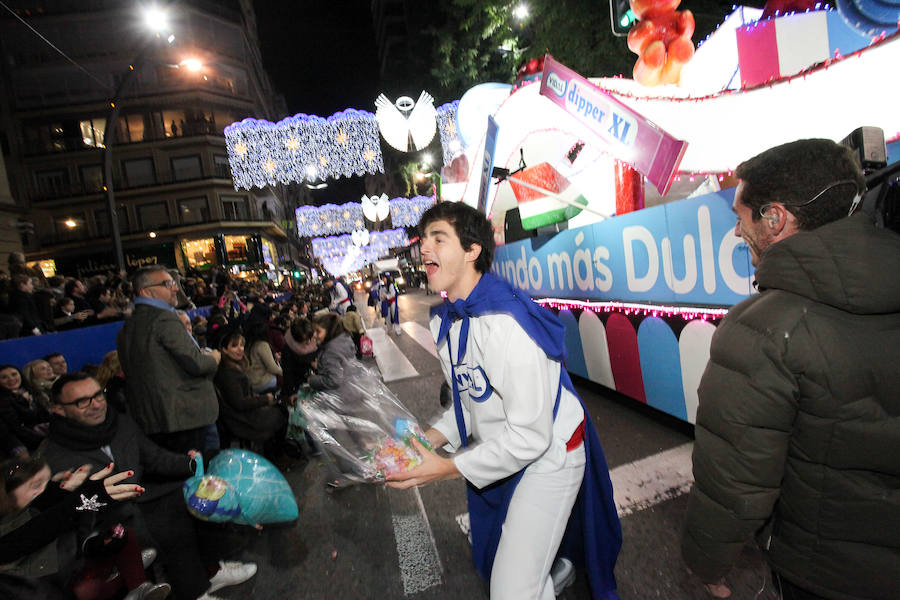 Unas 70.000 personas presenciaron un desfile que contó con los cuentos clásicos y tradicionales como hilo conductor