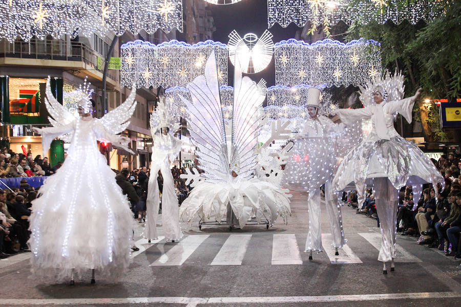 Unas 70.000 personas presenciaron un desfile que contó con los cuentos clásicos y tradicionales como hilo conductor