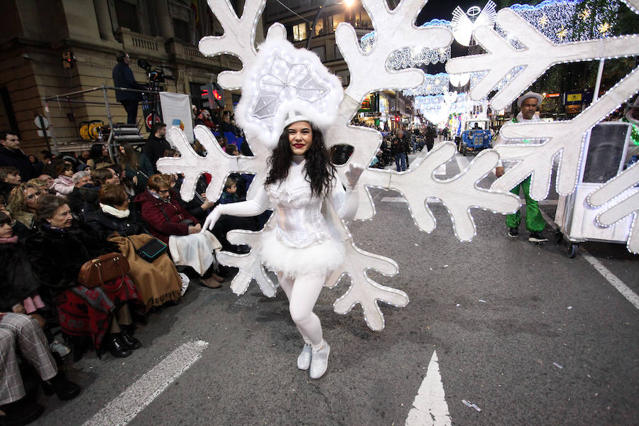 Unas 70.000 personas presenciaron un desfile que contó con los cuentos clásicos y tradicionales como hilo conductor