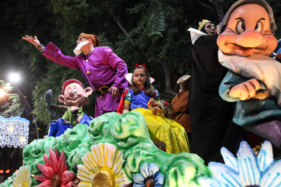 Unas 70.000 personas presenciaron un desfile que contó con los cuentos clásicos y tradicionales como hilo conductor