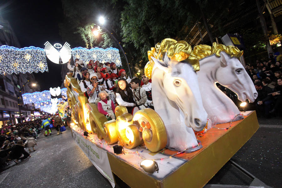 Unas 70.000 personas presenciaron un desfile que contó con los cuentos clásicos y tradicionales como hilo conductor