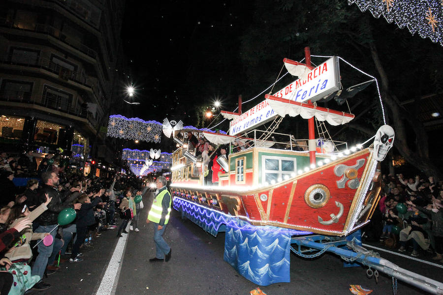 Unas 70.000 personas presenciaron un desfile que contó con los cuentos clásicos y tradicionales como hilo conductor