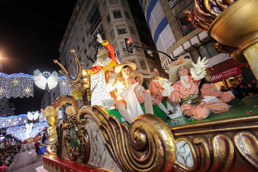 Unas 70.000 personas presenciaron un desfile que contó con los cuentos clásicos y tradicionales como hilo conductor