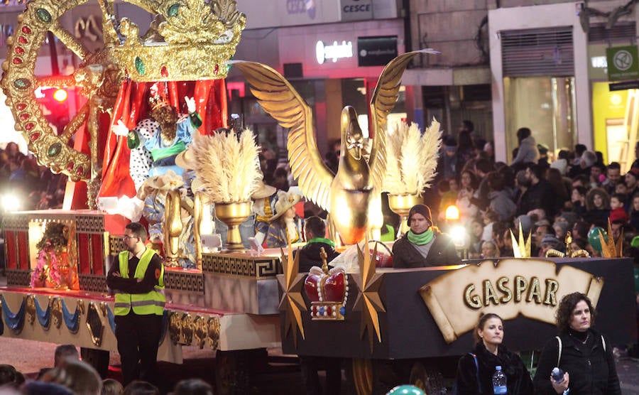 Unas 70.000 personas presenciaron un desfile que contó con los cuentos clásicos y tradicionales como hilo conductor