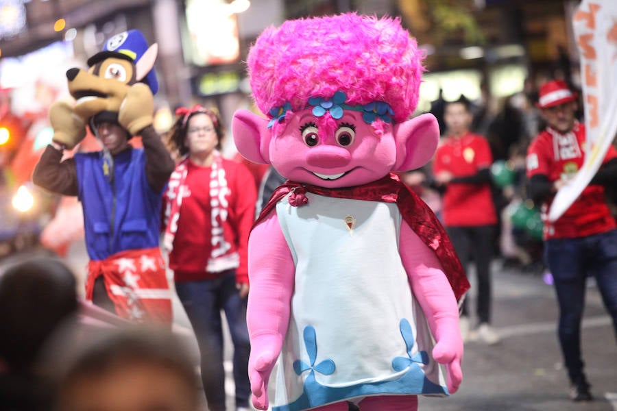 Unas 70.000 personas presenciaron un desfile que contó con los cuentos clásicos y tradicionales como hilo conductor