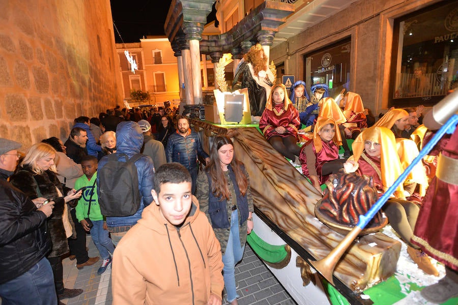 Unos 400 figurantes participaron en el cortejo que repartió más de siete toneladas de caramelos y que tuvo como colofón una gran fiesta