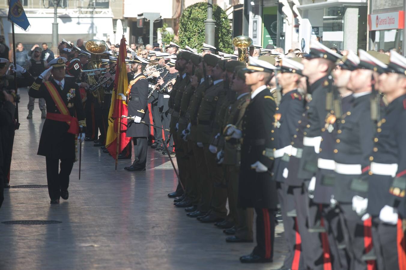 El Almirante de Acción Marítima, vicealmirante Manuel de la Puente Mora-Figueroa, presidió un desfile y una posterior recepción oficial en la sede de Capitanía General