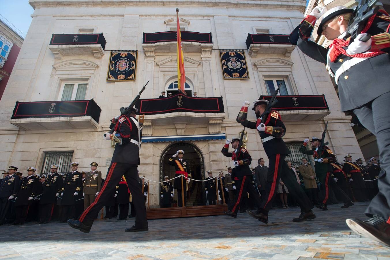 El Almirante de Acción Marítima, vicealmirante Manuel de la Puente Mora-Figueroa, presidió un desfile y una posterior recepción oficial en la sede de Capitanía General