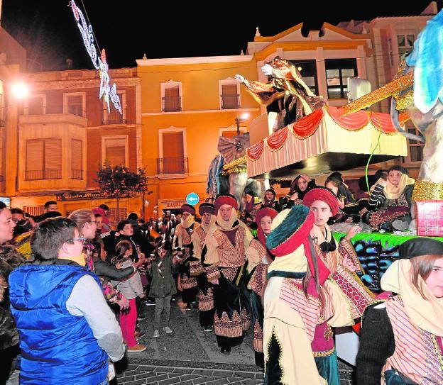 A la izquierda, el desfile de los Reyes Magos por el centro de la ciudad; y sobre estas líneas el espectáculo de sonido y fuegos artificiales en la plaza del Ayuntamiento. 