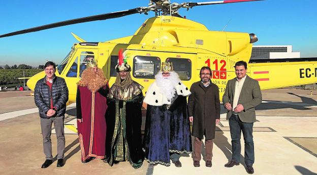 Los Reyes Magos, ayer tras llegar en helicóptero al Hospital Los Arcos, junto a los consejeros Manuel Villegas y Pedro Rivera, y el alcalde de San Javier, José Miguel Luengo. 