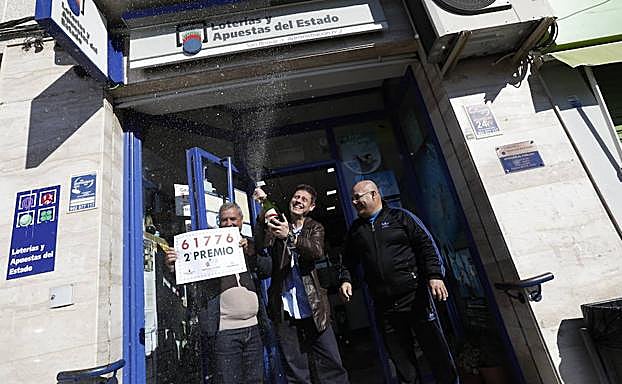 La administración de Lotería que ha vendido el décimo celebra el premio.
