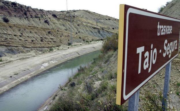 Imagen de archivo del trasvase Tajo-Segura a su paso por Castilla-La Mancha. 