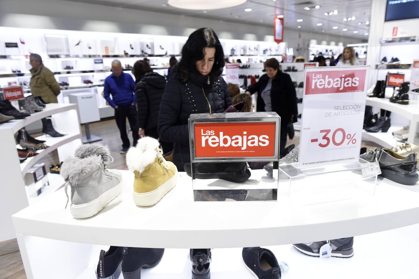 Cientos de personas acuden a los comercios para aprovechar los descuentos en miles de artículos