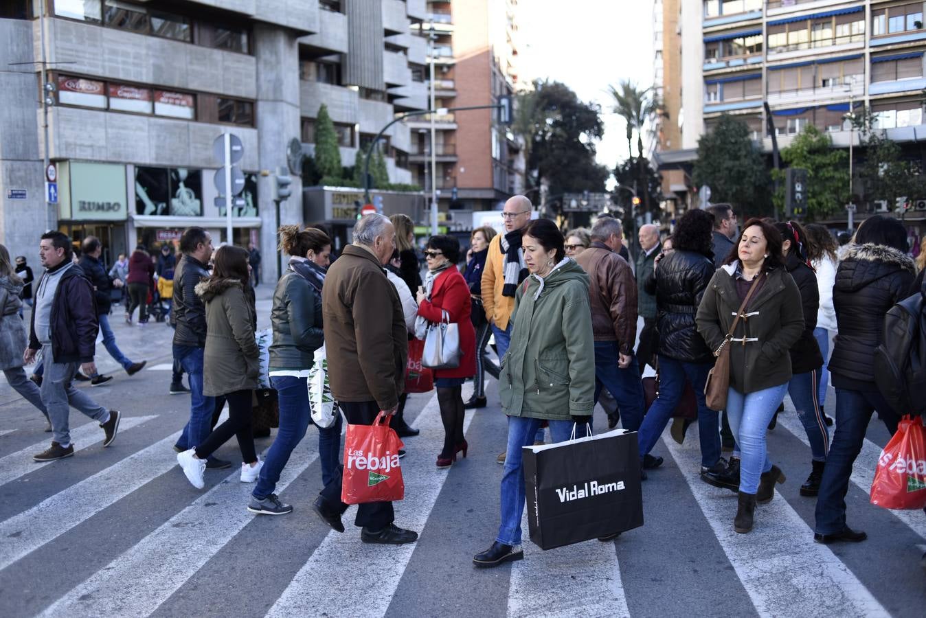 Cientos de personas acuden a los comercios para aprovechar los descuentos en miles de artículos