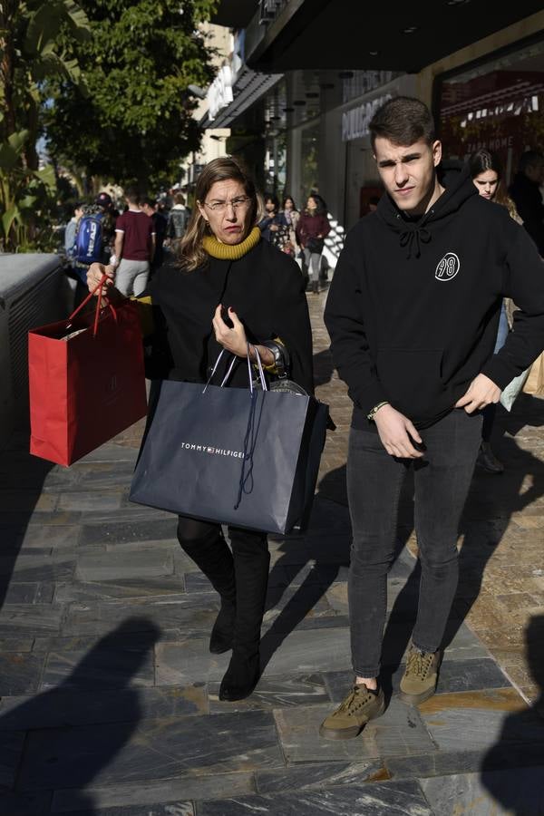 Cientos de personas acuden a los comercios para aprovechar los descuentos en miles de artículos