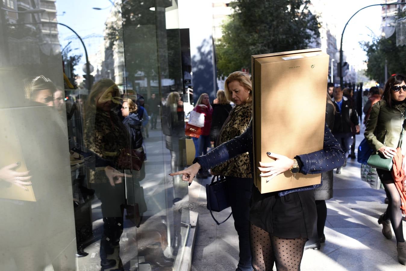 Cientos de personas acuden a los comercios para aprovechar los descuentos en miles de artículos