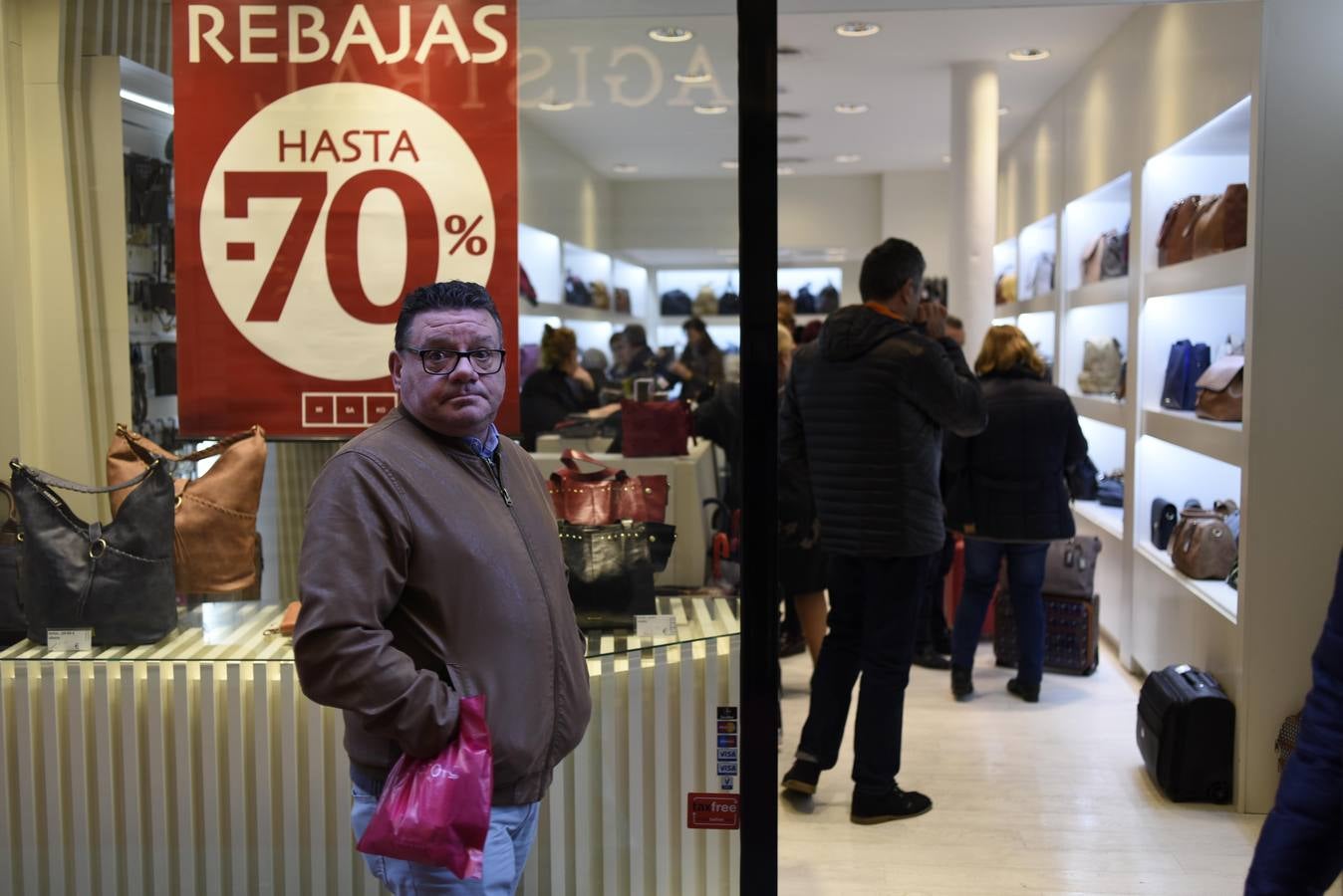 Cientos de personas acuden a los comercios para aprovechar los descuentos en miles de artículos