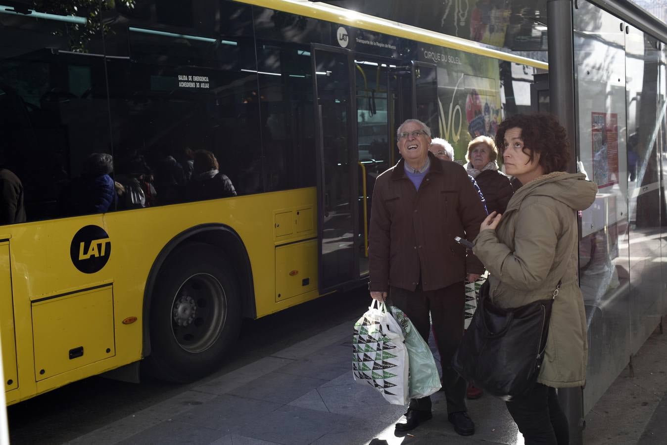 Cientos de personas acuden a los comercios para aprovechar los descuentos en miles de artículos