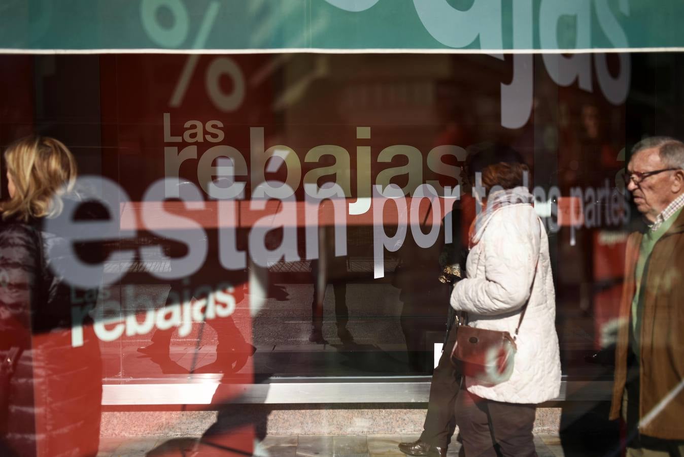 Cientos de personas acuden a los comercios para aprovechar los descuentos en miles de artículos