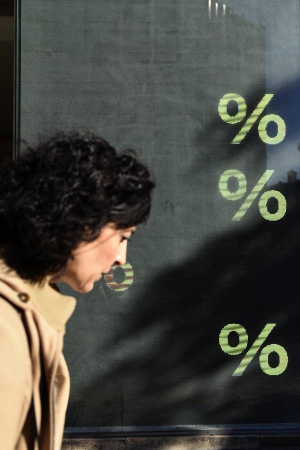 Cientos de personas acuden a los comercios para aprovechar los descuentos en miles de artículos