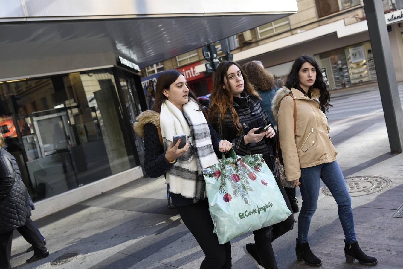 Cientos de personas acuden a los comercios para aprovechar los descuentos en miles de artículos