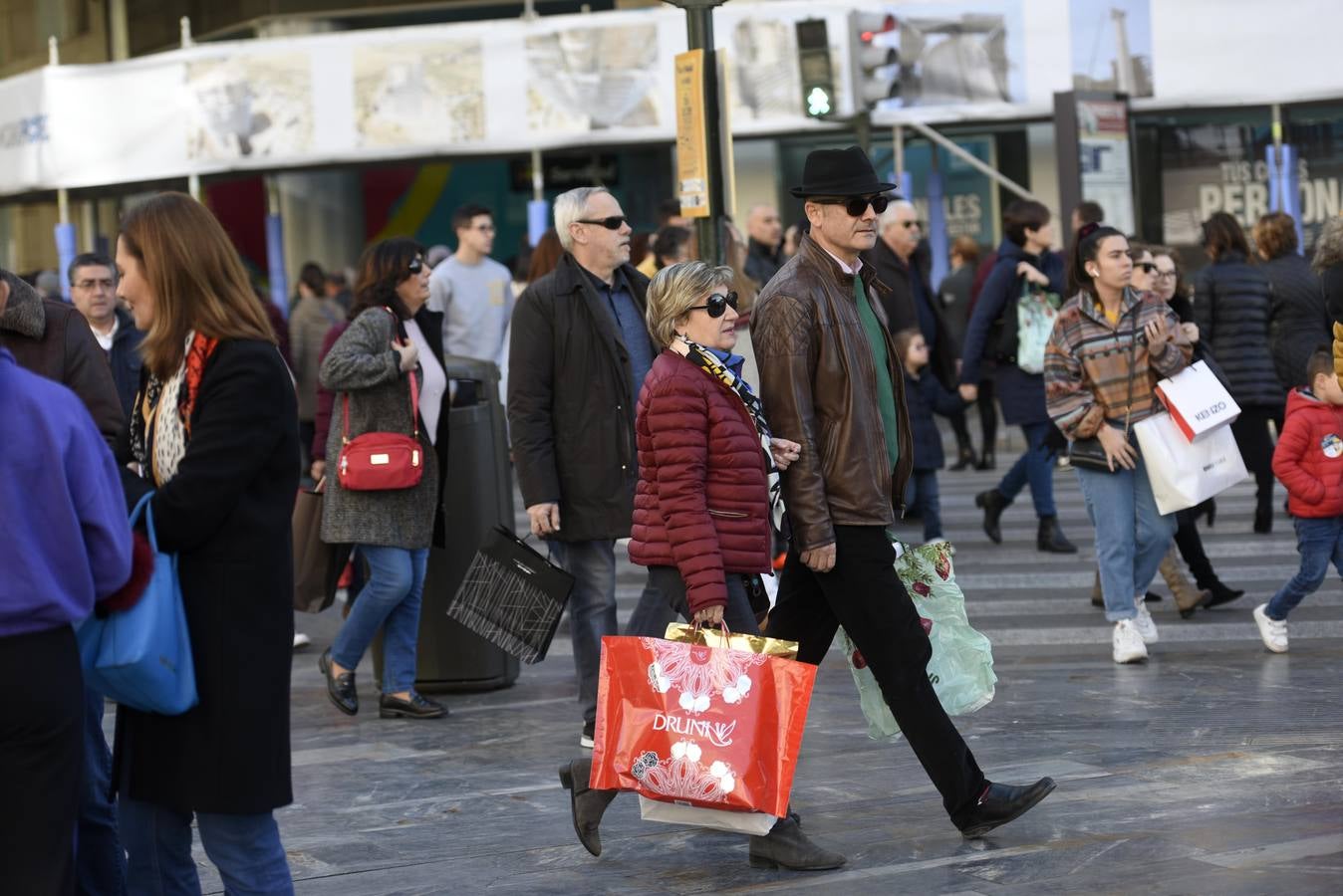 Cientos de personas acuden a los comercios para aprovechar los descuentos en miles de artículos