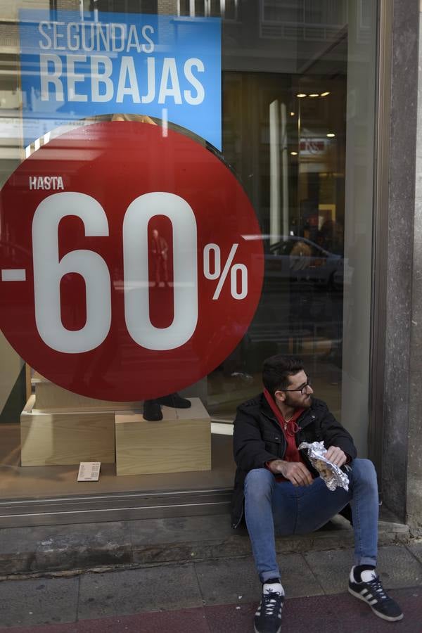 Cientos de personas acuden a los comercios para aprovechar los descuentos en miles de artículos